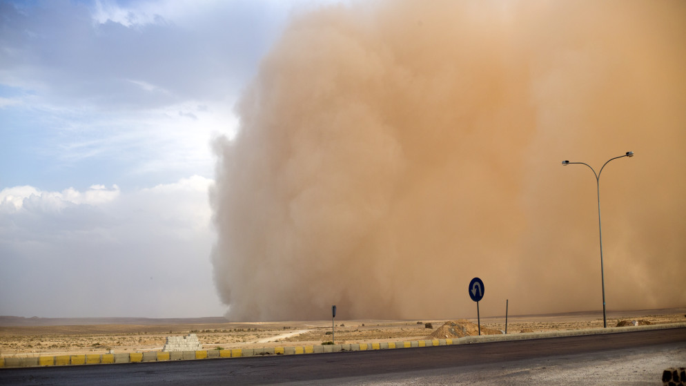 الحالة الجوية الدفاع المدني يحذر من تدني مدى الرؤية وتشكل العواصف الغبارية