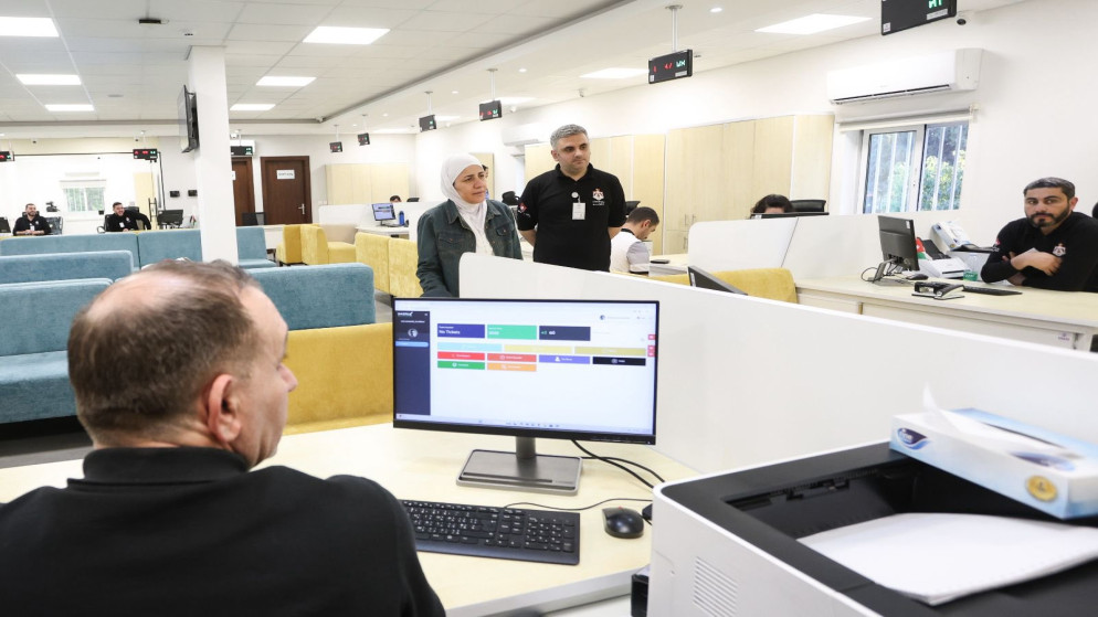 أمين عام الاقتصاد الرقمي تتفقد سير العمل في مركزي خدمات جرش وإربد