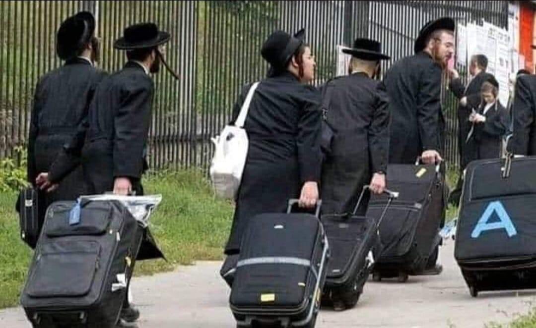هروب المستوطنين من إسرائيل عبر اليخوت يقابله صمود غزة تحت القصف