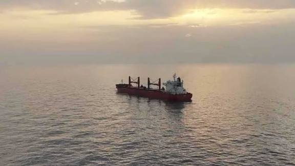 انفجار وحريق بسفينة هولندية في خليج عدن وإنقاذ طاقمها بعد إصابة بحارة