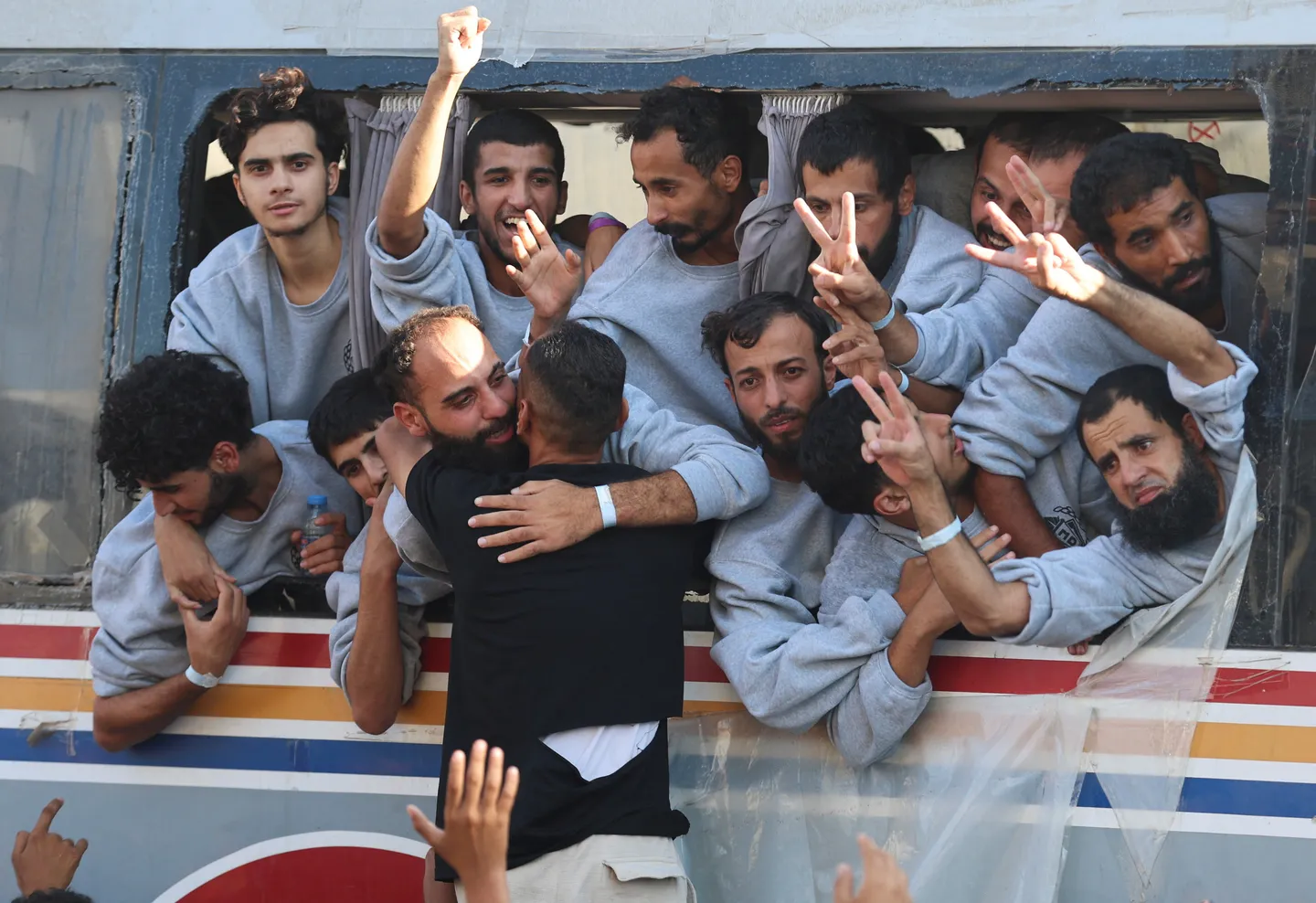 أسرى محررون يروون مآسي التعذيب في السجون الإسرائيلية