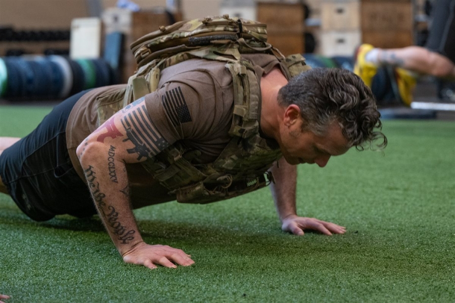 وزير الحرب الأمريكي بيت هيغسيث رجل خطير جدا.. ما القصة؟