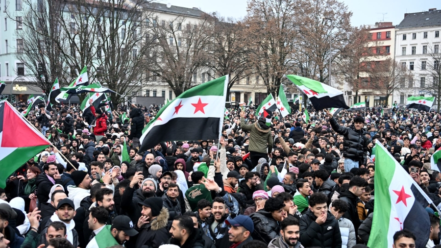 خطة ميرتز لعودة 80 من السوريين من ألمانيا.. ماذا يقول الواقع؟