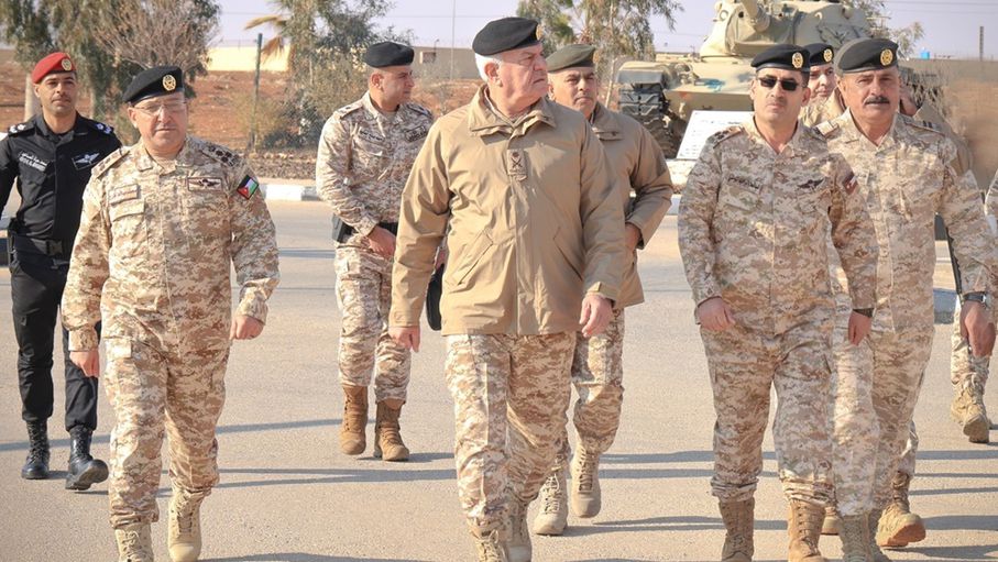 اللواء الركن الحنيطي يزور قيادة المنطقة العسكرية الوسطى