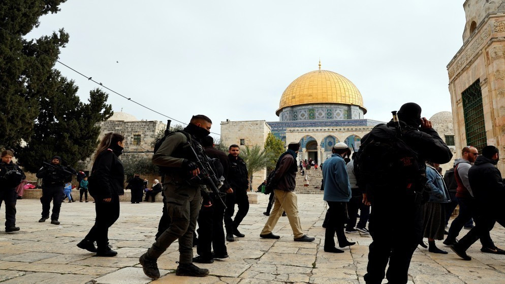 القدس المحتلة عشرات المستوطنين يقتحمون باحات الأقصى