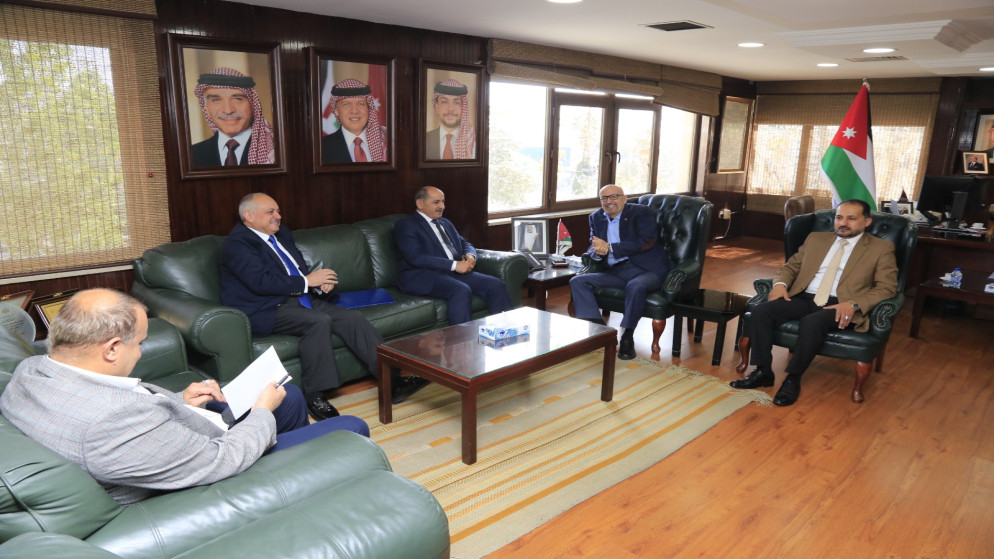 وزارة المياه والري وزير المياه يناقش مع نقيب المهندسين الزراعيين آلية تشغيل منتسبي النقابة