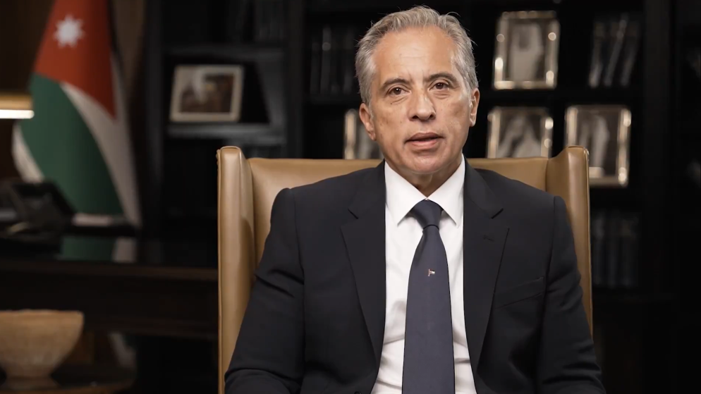 رئيس الوزراء: العلم هو الشاهد على عظمة الأردنيين وعزيمتهم التي لا تلين