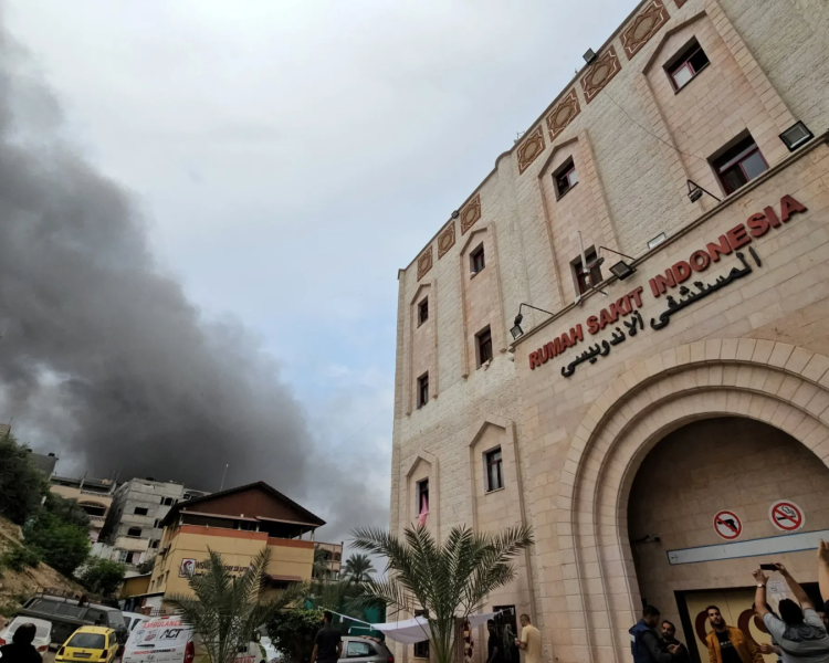 الاحتلال يهدم سور المستشفى الإندونيسي ويقصف قسم العناية المركزة شمال غزة