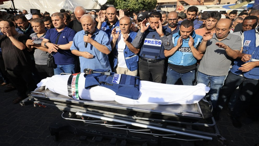 137 انتهاكًا في شهر واحد: الصحافة الفلسطينية تدفع الثمن في غزة والضفة