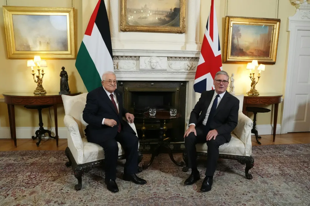 عباس وستارمر يبحثان وقف النار في غزة وخطوات الاعتراف بدولة فلسطين‎