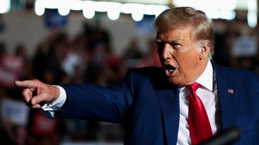 ترامب يهاجم سيناتور ديمقراطي ويطالب بالتحقيق في سجله العسكري