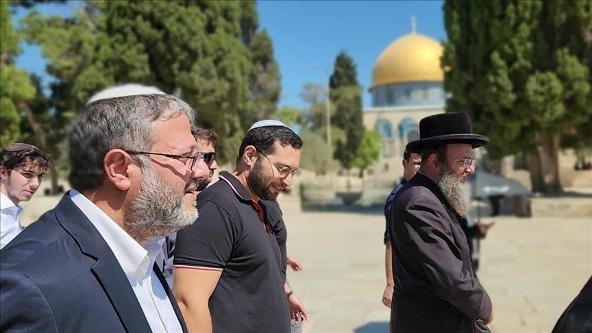 مستوطنون يتزعمهم بن غفير يقتحمون الأقصى