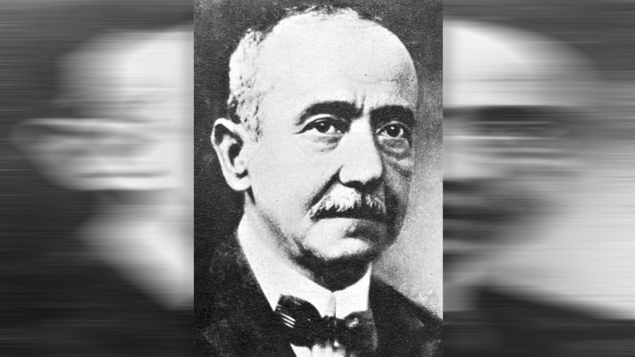 أحمد شوقي أمير الشعراء.. من قصر الخديوي إلى المنفى